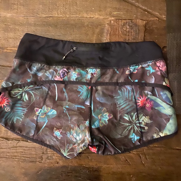 Lu Lu Lemon run time shorts - Picture 2 of 2